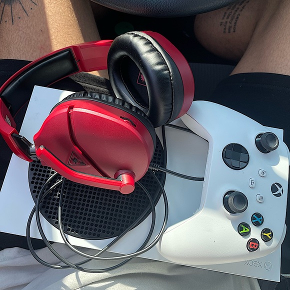 Xbox Series S Digital Edition 1 TB in White - Picture 4 of 4